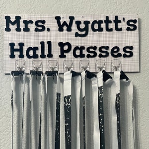 Ensemble de laissez-passer pour professeur personnalisé | Cartes scolaires gravées au laser | Passe-tours mignons pour la classe | MDF acrylique durable | L'enseignant doit avoir