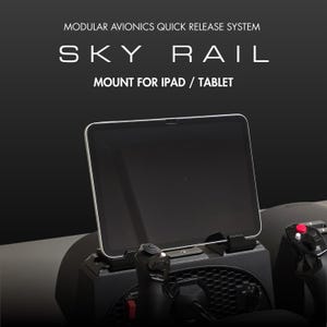 Könnte beinhalten: Schwarze Sky Rail Halterung für iPad oder Tablet, Teil eines modularen Avionik-Schnellverschluss-Systems. Die Halterung ist an einer schwarzen Bedienkonsole mit Joystick und roter Taste befestigt.
