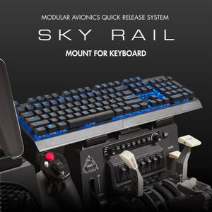 Puede incluir: Un teclado negro con teclas retroiluminadas azules está montado en un panel de control de simulador de vuelo. El texto "SKY RAIL" y "MOUNT FOR KEYBOARD" se muestran encima del teclado. El panel de control presenta varias palancas e interruptores.