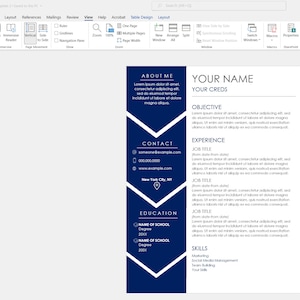 Op de afbeelding: Een blauwe en witte cv-sjabloon met een chevron-ontwerp. De cv bevat secties voor "Over mij", "Contact", "Doelstelling", "Werkervaring", "Opleiding" en "Vaardigheden".