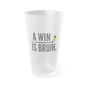 Una victoria es el vaso de pinta esmerilado de cerveza Bruin, 16 oz / Regalo divertido de los Bruins / Vaso de cerveza de hockey de Boston / Regalo de papá de los Bruins / Taza de cerveza de hockey de los Bruins