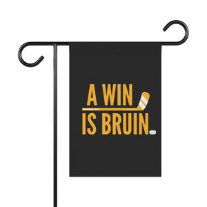 Una victoria es Bruin Garden & House Banner / Bandera del jardín de los Bruins / Regalo de los Bruins para ella / Regalo de hockey de Boston / Bandera linda de los Bruins / Regalo divertido de los Bruins