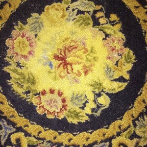 VINTAGE 23 Diameter Round HOOKED RUG, Primitive, Black and Flowers - Etsy