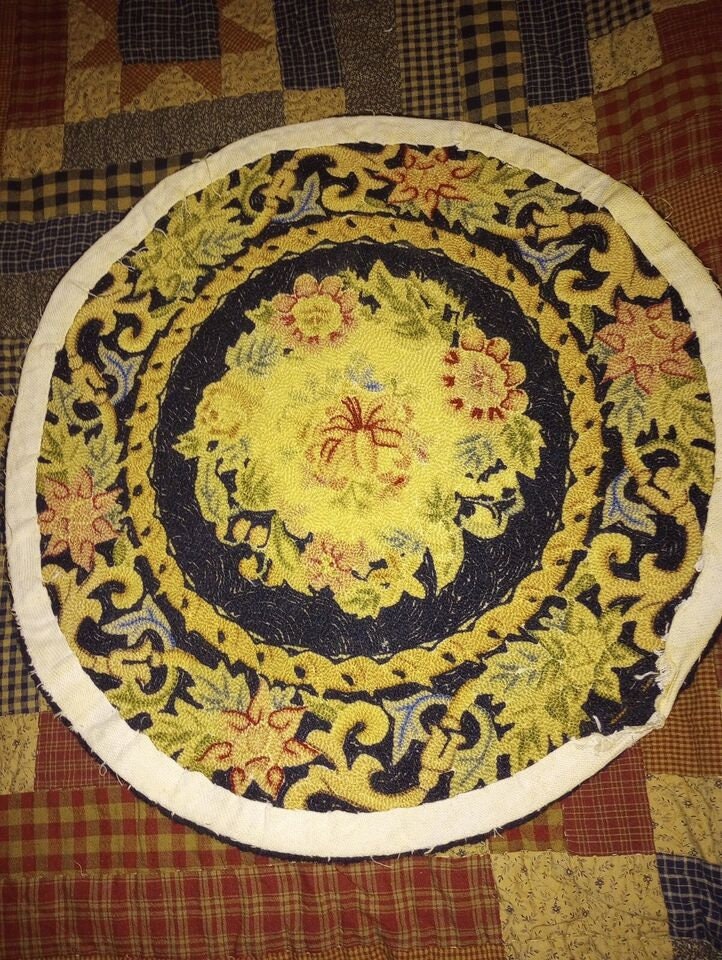 VINTAGE 23 Diameter Round HOOKED RUG, Primitive, Black and Flowers - Etsy