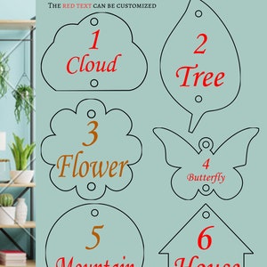 Puede incluir: Seis opciones de diseño diferentes para un proyecto artesanal. Los diseños son una nube, un árbol, una flor, una mariposa, una montaña y una casa. Cada diseño tiene un número y un nombre escrito en rojo. El texto "THE RED TEXT CAN BE CUSTOMIZED" está escrito en la parte superior de la imagen.