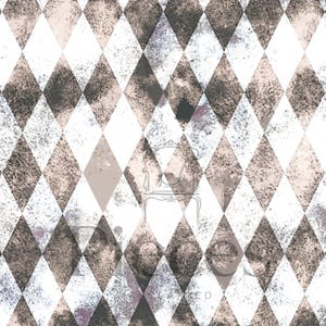 Op de afbeelding: Een herhalend patroon van ruitvormen in wit, bruin en grijs. Het ontwerp heeft een textuur, verweerde uitstraling, met een subtiele vintage esthetiek. De ruiten zijn gerangschikt in een rasterachtige formatie.