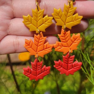 Boucles d&#39;oreilles d&#39;automne en argile | Pendentif feuille | Boucles d&#39;oreilles Halloween en pâte polymère | Boucles d&#39;oreilles d&#39;automne en pâte polymère | Déclaration d&#39;automne Ombre Leaves