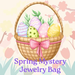 Puede incluir: Ilustración en acuarela de una cesta tejida llena de huevos de Pascua decorados y vegetación. Un lazo rosa adorna la parte delantera de la cesta. El texto "Spring Mystery Jewelry Bag" está escrito en morado debajo.