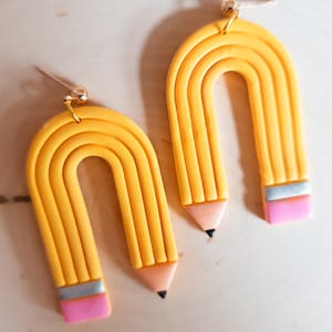 Boucles d'oreilles Pencil Arch | Boucles d'oreilles Teacher en argile | Idée cadeau pour remercier les enseignants