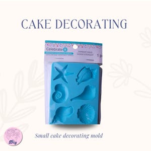 Puede incluir: Un molde de silicona azul para decorar pasteles con formas de conchas marinas y estrellas de mar. El paquete dice "Cake Decorating" y "Small cake decorating mold".