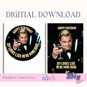 Könnte beinhalten: Digitaler Download mit zwei Geburtstagsdesigns. Eines ist ein rundes Bild mit einem Mann, der ein Glas hält, dem Text "Happy Birthday" und "25? Looks Like We're Done Here." Das andere ist ein rechteckiges Bild mit dem gleichen Design. Enthält PDF- und PNG-Formate.