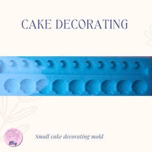 Peut inclure: Un moule de décoration de gâteau en silicone bleu avec des motifs de vagues et de coquillages. Le moule porte le texte "CAKE DECORATING" en haut et "Small cake decorating mold" en bas. Parfait pour les desserts sur le thème de l'océan.