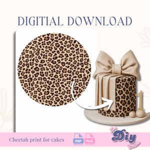 Puede incluir: Un archivo de descarga digital con un patrón circular de estampado de guepardo en tonos marrón, beige y negro. La imagen muestra un pastel cilíndrico envuelto con el mismo estampado, decorado con un gran lazo beige y el número uno.