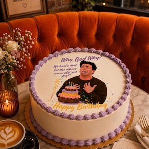 Peut inclure: Un gâteau d'anniversaire rond blanc avec des bordures de glaçage violet clair. Le dessus présente un graphique d'une personne en pleurs avec le texte : Why, God Why? We had a deal Let the others grow old, not me! Happy Birthday, et un petit gâteau.