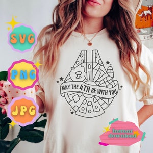 Puede incluir: Una camiseta blanca con un contorno negro del  Millennium Falcon y el texto "Que la 4ª esté con vosotros".