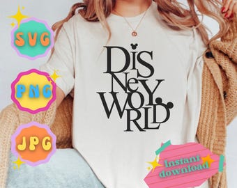 Puede incluir: Camiseta blanca con texto negro que dice "DISNEY WORLD" con una cabeza de Mickey Mouse sobre la palabra "DIS" y debajo de la palabra "WORLD".