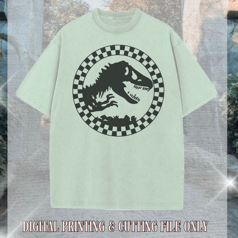Puede incluir: Una camiseta verde claro con un gr&aacute;fico circular en blanco y negro a cuadros que presenta una silueta de dinosaurio. El texto "DIGITAL PRINTING & CUTTING FILE ONLY" est&aacute; en la parte inferior de la imagen.