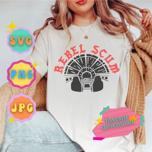 Puede incluir: Camiseta blanca con un gráfico en blanco y negro de una cabina de nave espacial y el texto "Rebel Scum" en rojo.