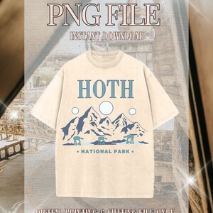 Könnte beinhalten: Ein beiges T-Shirt mit einem Grafikdesign einer Bergkette mit drei weißen Kreisen und dem Text "HOTH" in Blau. Der Text "NATIONAL PARK" befindet sich unterhalb der Bergkette.