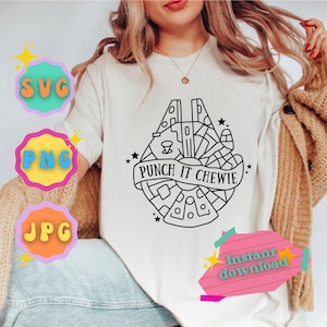 Könnte beinhalten: Ein weißes T-Shirt mit einer schwarzen Linienzeichnung des Raumschiffs Millennium Falcon aus Star Wars. Der Text "Punch it Chewie" ist auf einem Banner unter dem Raumschiff geschrieben.