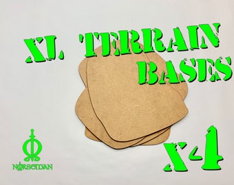 Op de afbeelding: Een stapel van vier onafgewerkte, lichtbruine terreinbases met een unieke vorm. De afbeelding bevat groene tekst: "XI. TERRAIN BASES x4" en een logo. Geschikt voor tabletop gaming.