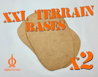 Op de afbeelding: Twee XXL terreinbases van lichtbruin hout. De bases zijn ovaal van vorm en op elkaar gestapeld. De tekst "XXL TERRAIN BASES" is in het oranje geschreven, samen met het nummer "x2". Het Norseman-logo is ook zichtbaar.