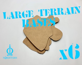 Op de afbeelding: Een stapel van zes onafgewerkte, lichtbruine houten terreinbases in verschillende organische vormen. De woorden "LARGE TERRAIN BASES" zijn in het blauw gedrukt, samen met het Norseman-logo en het nummer "x6".