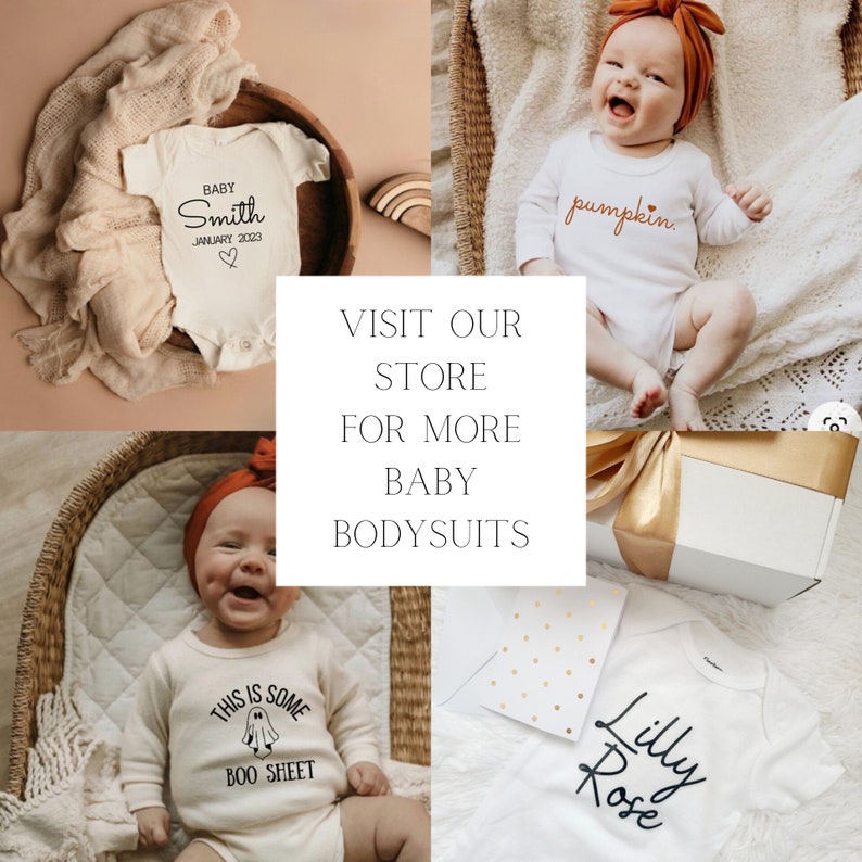 Może przedstawiać: Cztery białe body dla niemowląt z r&oacute;żnymi wzorami. Body mają napis "Baby Smith January 2023", "pumpkin", "This is some boo sheet" i "Lilly Rose".