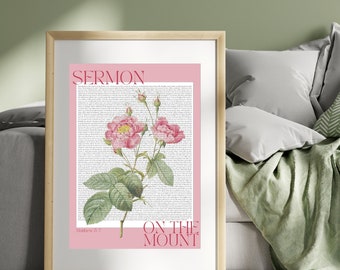Pode incluir: Um pôster imprimível com fundo rosa e uma ilustração floral de rosas cor-de-rosa. O texto "SERMÃO DA MONTANHA" está impresso em letras brancas na parte inferior do pôster. O texto "Mateus 5:7" está impresso em letras vermelhas abaixo da ilustração floral.