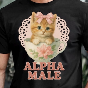 Alpha männliche Katze PNG, lustiges Vintages Kätzchen in der Teetasse-Grafik, niedliches weibliches Irony Sublimationsdesign, transparenter Hintergrund