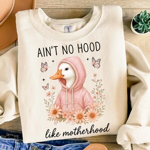 Ain't No Hood Like Motherhood Duck png, grappige moeder citaat sublimatie ontwerp, schattige bloemen hoodie eend clipart, transparante achtergrond
