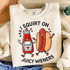 Eu esguicho em salsichas suculentas PNG, design engraçado de sublimação de ketchup e cachorro-quente, clipart de humor de comida com opções de texto em branco e preto