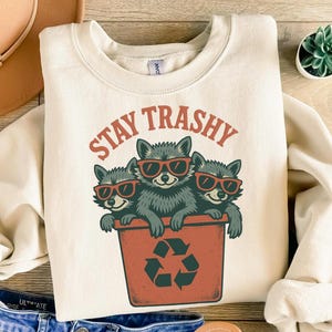 Bleib Trashy Waschbär PNG - Lustiger Retro Müll Panda Clipart im Papierkorb mit Sonnenbrille - transparenter Hintergrund zur Sublimation