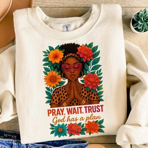Bid wachten vertrouwen png, inspirerende zwarte vrouw in gebed met bloemen en God heeft een plancitaat, transparante achtergrond voor geloofssublimatie