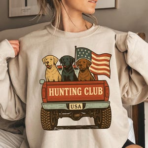Club de Caza PNG: Diseño de sublimación de caja de camioneta vintage con labradores y bandera estadounidense, para camisetas y manualidades al aire libre.