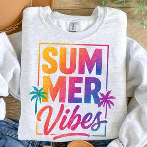 Summer Vibes PNG com Gradiente de Glitter Arco-Íris e Palmeiras – Design de Sublimação Brilhante para Camisetas de Férias, Copos e Decoração de Praia