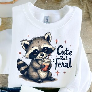 Cute But Feral PNG, lustige Waschbär Clipart mit Kaffeetasse, Farbe, Schwarzweiß und weißen Versionen, transparenter Hintergrund