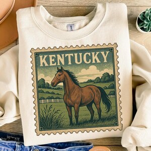 Caballo vintage de Kentucky PNG: diseño rústico de sublimación de sello postal con paisaje de granja para camisetas, tazas, pegatinas y manualidades campestres.