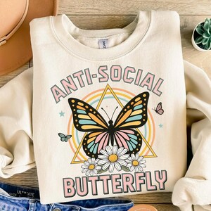 Antisociale vlinder PNG, retro pastel vlinder clipart met madeliefjes, grappig introvert sublimatie design, boho esthetic digitale download