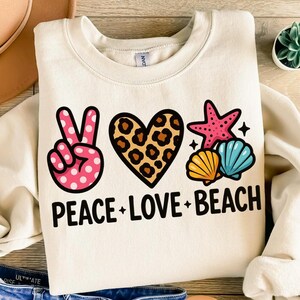 Peace Love Beach, png PNGEgg | Zomersublimatieontwerp | Clipart hart luipaard en schelp | Transparante achtergrond | Inclusief witte en zwarte tekst