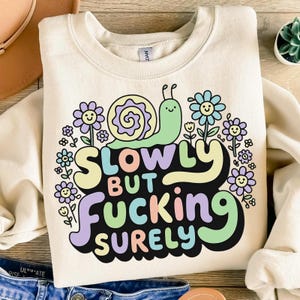 Lentement mais putain sûrement PNG sublimation design escargot mignon et fleurs pastel drôle santé mentale téléchargement numérique pour l'artisanat