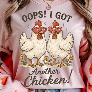 Lustiges Huhn PNG, Ups, ich habe eine weitere Huhn Sublimation, Bauernhof Tier Clipart, Huhn Liebhaber Grafik, süße Henne mit Herz Brille