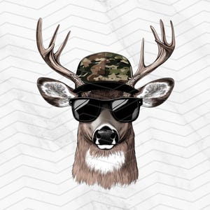 PNG de caça de veados legal, Buck com chapéu camuflado e óculos de sol, clipart de caça, PNG country western para sublimação, design de camisa de caça