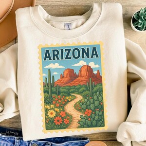Arizona PNG, Retro Wüste Landschaft Clipart, Vintage Reise Stempel Design, Kaktus und Wildblumen Sublimation PNG, Südwesten digitaler Download