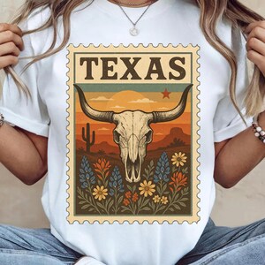 Vintage Texas Longhorn Skull PNG – Western Stamp Sublimation Design z Desert Sunset i Wildflowers na koszulki, kubki i wyroby rzemieślnicze