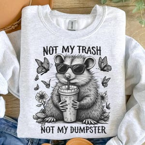 Nicht mein Müll, nicht mein Müllcontainer PNG, lustiges Opossum Clipart mit Getränk, Sepia und Schwarzweiß-Version, Cottagecore Tier digitaler Download