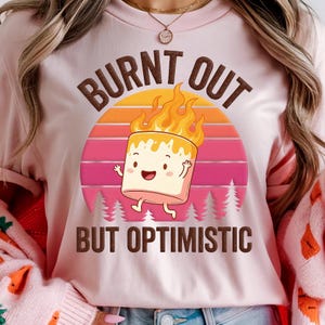 Épuisé mais optimiste PNG, conception drôle de sublimation de guimauve, clipart rétro de feu de camp de coucher du soleil pour l'artisanat