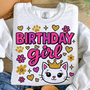 Anniversaire fille chat PNG avec couronne scintillante dorée, coeurs et empreintes de pattes - Joli motif à sublimation pour les chemises d'anniversaire des filles et les décorations de fête