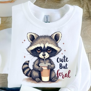 Süß aber wild PNG, Kaffee Waschbär Clipart, Farbe, Schwarzweiß und weiß, lustiges Tier Digital Download