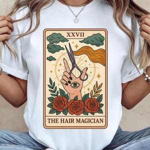 Mago del cabello PNG, Clipart de estilista de cartas del tarot, Diseño de sublimación de peluquero místico, Arte mural de salón, Fondo transparente